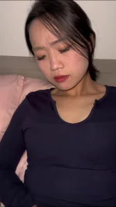 在孩子面前被扛肩无套猛插高潮连连秒变听话小母狗