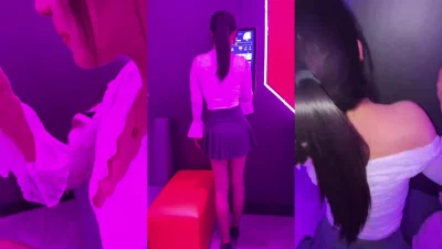 陪嫂子去KTV唱歌散心，玩嗨了嫂子放肆裸体，在包厢操起来了，服务员路