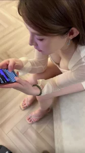 贱货出来偷情 还给男友发消息报备 就怕被男友怀疑